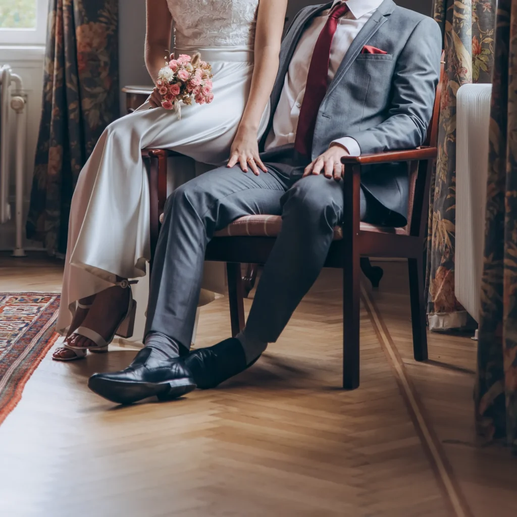 Bräutigam sitzt auf einem Stuhl, Detail der Schuhe