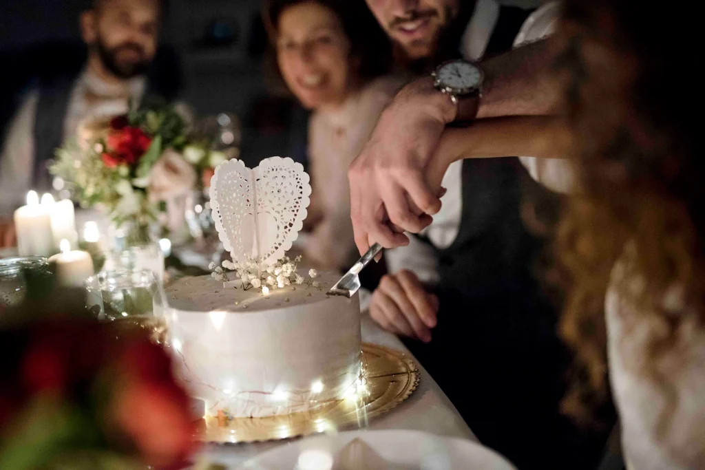 Hochzeitstorte mit Blumen und Lichtern