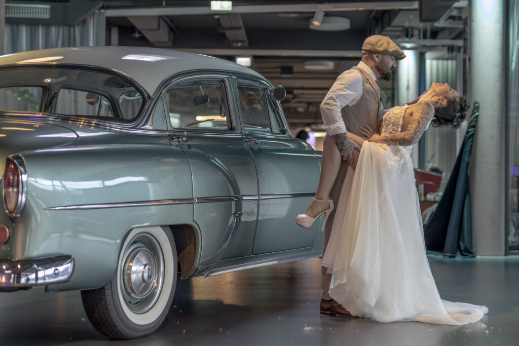 Brautpaar an einem hellblauen Oldtimer